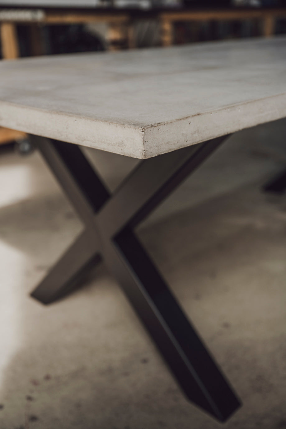 Massiver Betonesstisch, JAMANT I - MeeAR Design