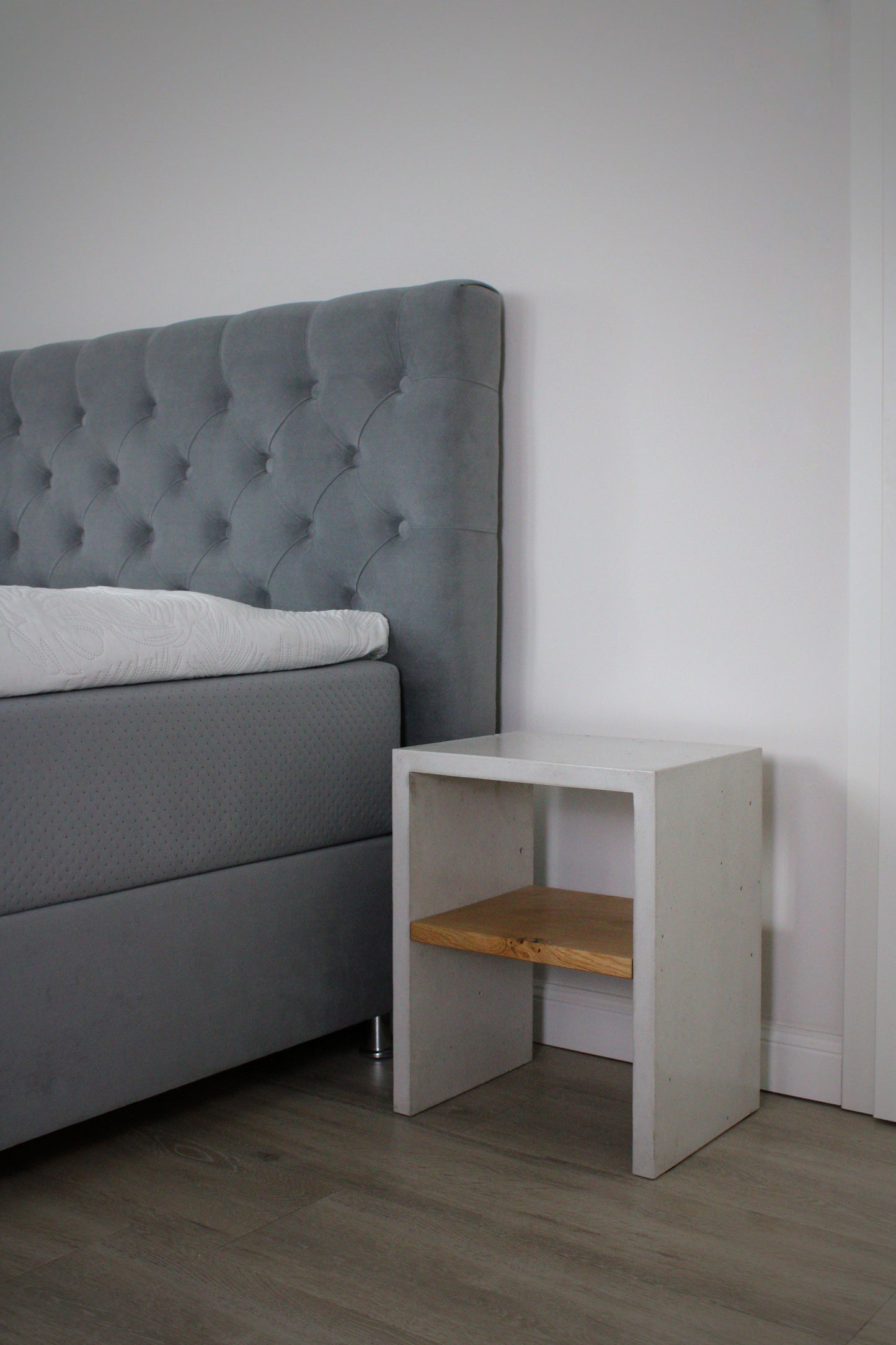 Massiver Nachttissch aus Beton SARAVIT - MeeAR Design